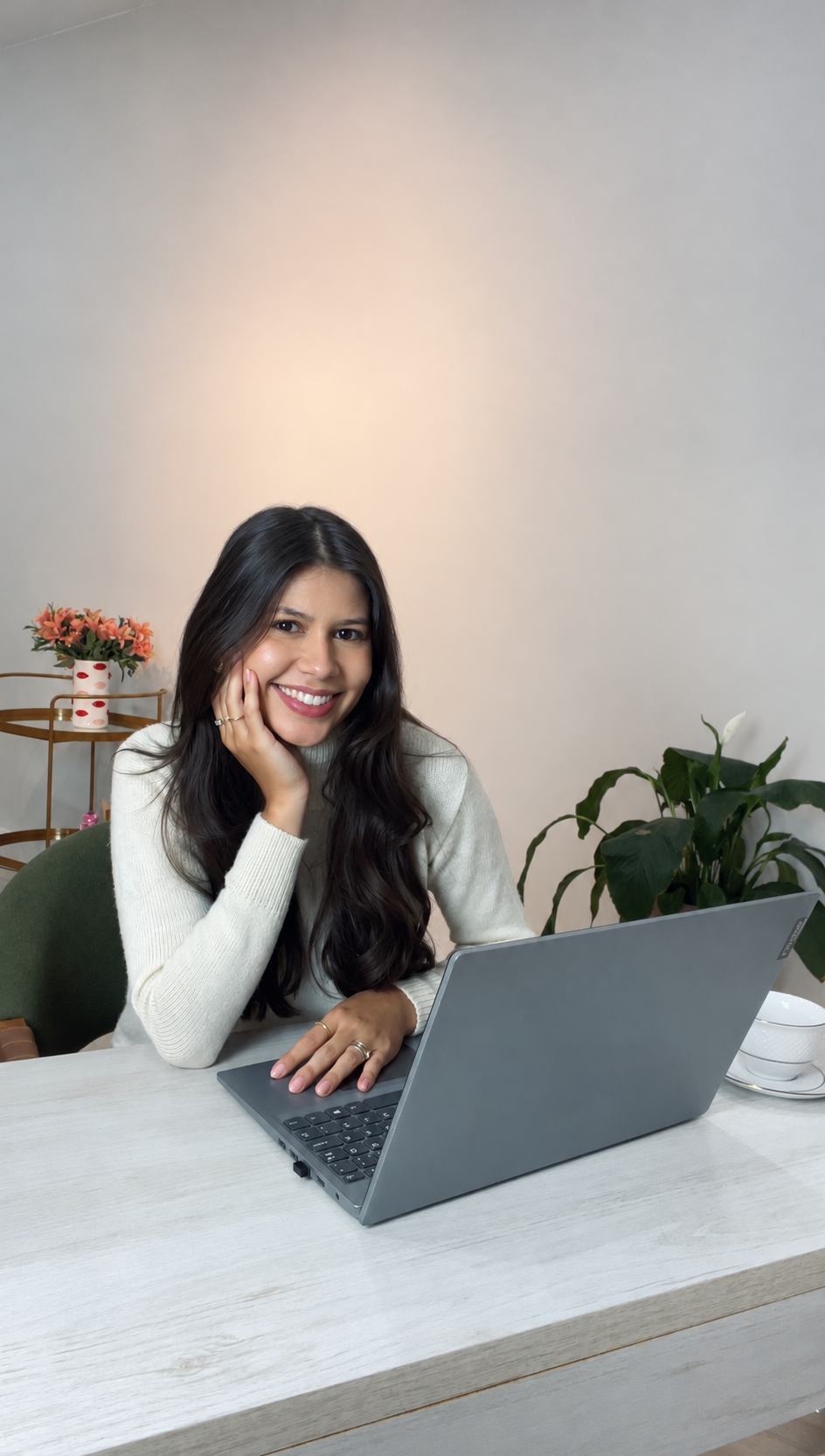 Ariane Segura sorrindo à mesa de atendimento, com um notebook