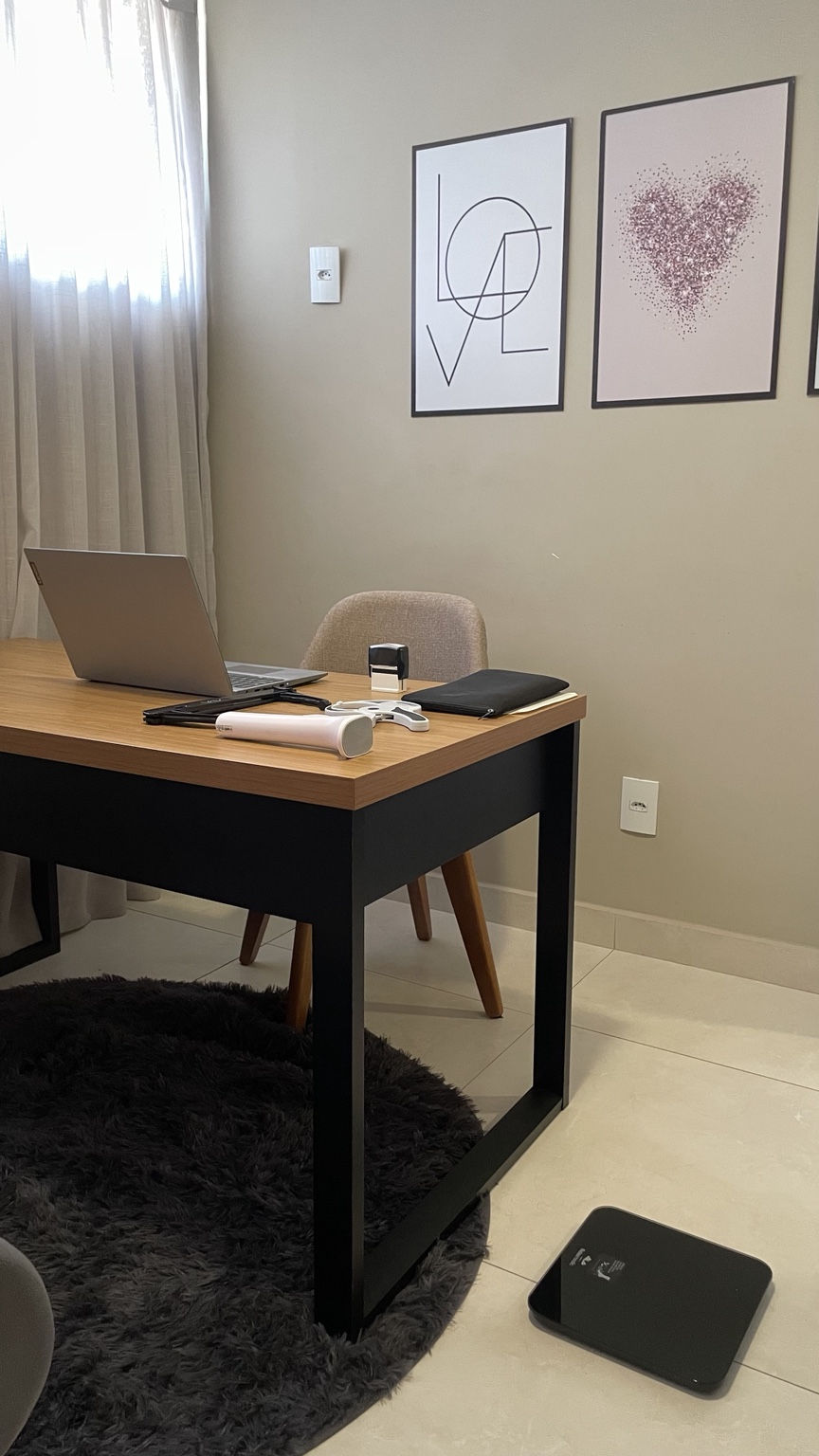 Consultório de Ariane Segura com mesa, equipamentos de avaliação e ambiente iluminado
